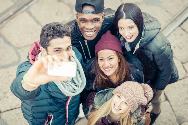 Gruppo di amici che scattano selfie — Foto Stock