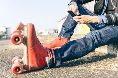 Genç kaykaycı çocuk akıllı telefon ile
