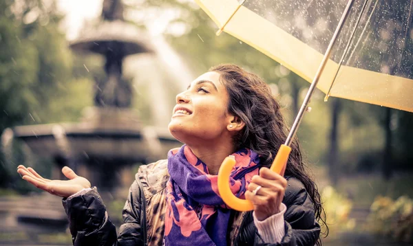 빗 속에서 행복 한 여자 — 스톡 사진
