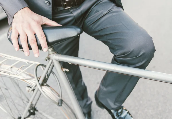 Человек садится на свой велосипед — стоковое фото