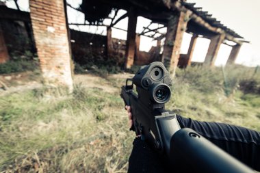 askeri keskin nişancı tüfeği ile