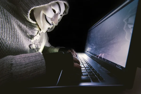 Хакер на роботі, на його комп'ютері — стокове фото