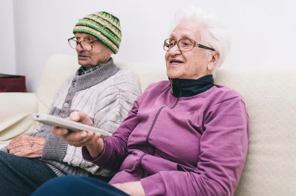 Пожилая пара смотрит телевизор — стоковое фото