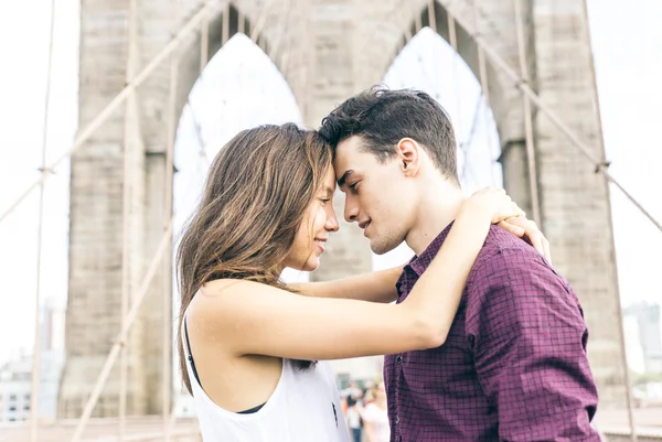 Молодая пара целуется на Бруклинском мосту — стоковое фото