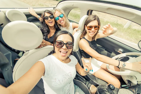 Grupo de meninas se divertindo com o carro — Fotografia de Stock