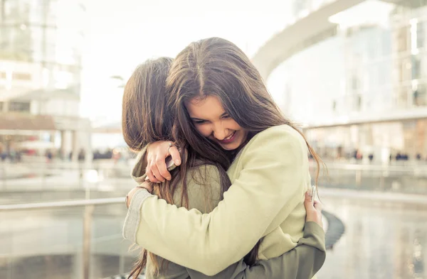 Duas meninas abraçando uns aos outros depois de muito tempo eles têm sido dis — Fotografia de Stock