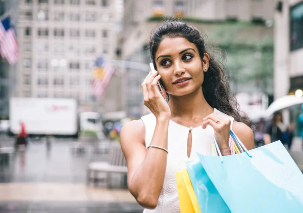 Giovane donna americana che fa shopping a New York — Foto Stock