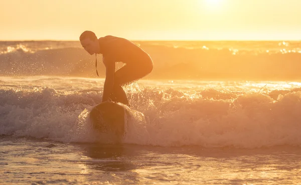 Серфер, що виконує трюки на хвилях — стокове фото