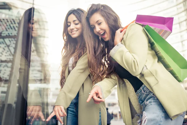 Två vackra flickor att göra shopping i stadens centrum Stockfoto
