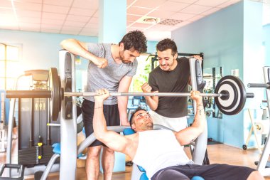 Arkadaşlar bir spor salonunda eğitim