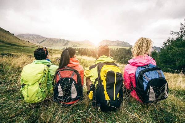 Hikers looking at sunset — Stock Photo, Image