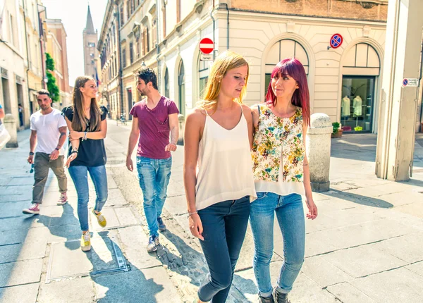 Étudiants marchant dehors — Photo