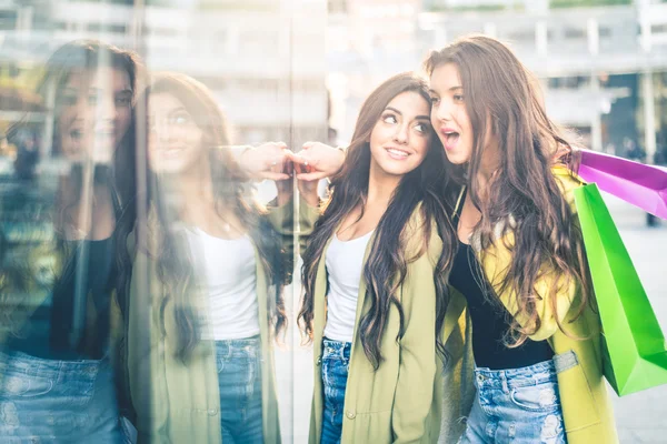 Mulheres fazendo compras ao ar livre — Fotografia de Stock