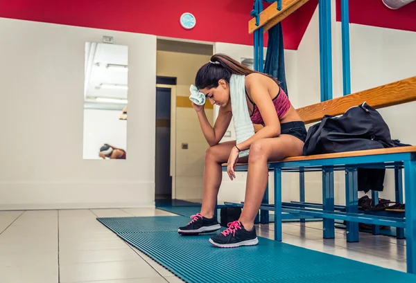 Spor salonu soyunma odasında bir çalışmadan sonra yorgun kadın — Stok fotoğraf