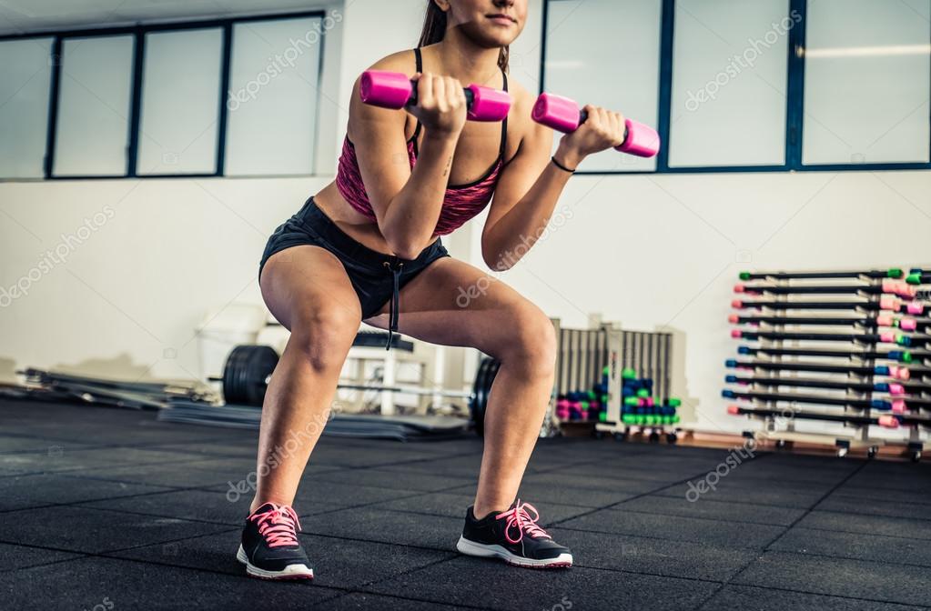 Mujer haciendo suats en un gimnasio — Foto de stock #94508788
