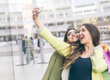 İki güzel kız takin ve şehir merkezinde alışveriş yapma