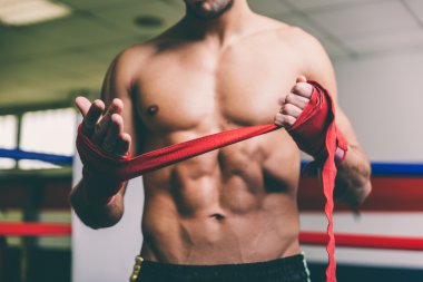 Savaşçı bandaj elinde koymak.