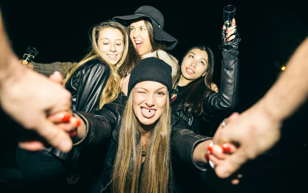 Vier meisjes maken partij buiten in de nacht — Stockfoto