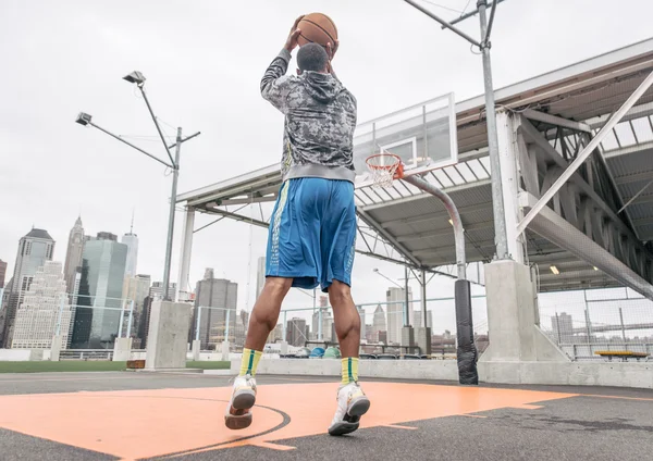 Jogador de basquete jogando na quadra — Fotografia de Stock