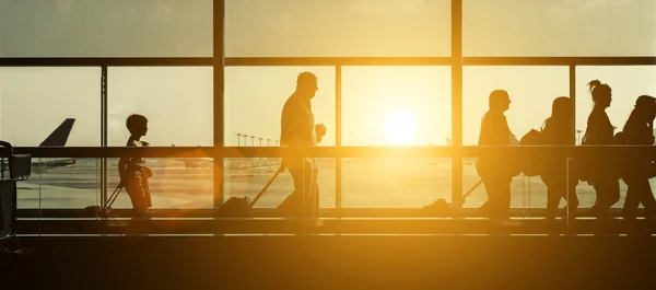 Passagerarna silhuetter på flygplatsen — Stockfoto