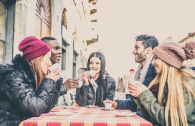 arkadaşlar bir barda