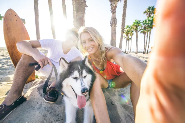 Casal tirando selfie — Fotografia de Stock