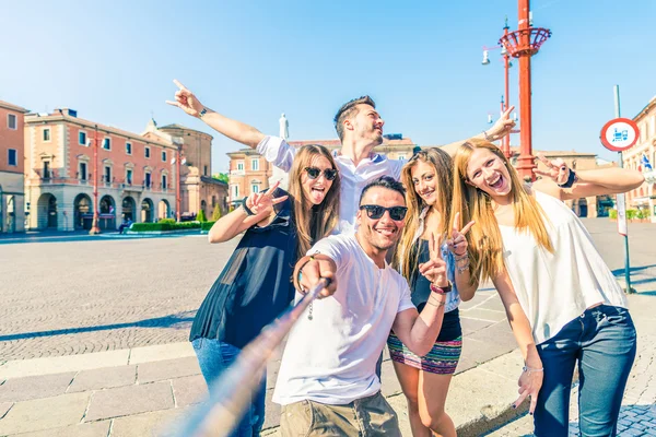 Grupo de personas tomando selfie — Foto de Stock