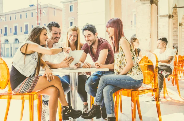 Teman melihat tablet di bar kafe — Stok Foto