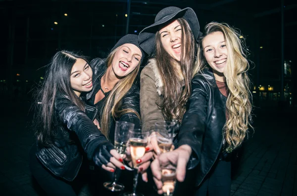 Donne che festeggiano all'aperto — Foto Stock