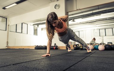 Bir yandan kadın yapma push up