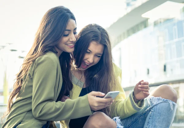 Two young women having fun in the city center — Stock Photo, Image