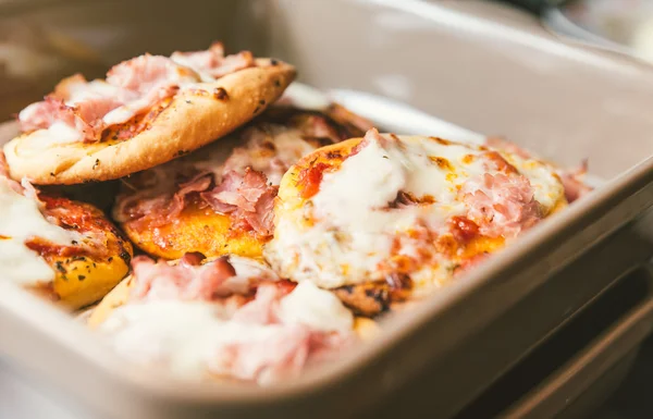 Perto de pizza artesanal. Pizza feita para a família em casa com g — Fotografia de Stock