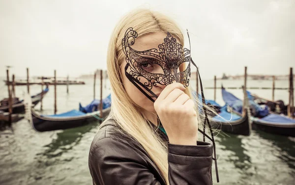 Vrouw met carneval masker in Venetië — Stockfoto