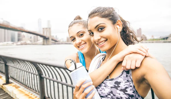 Two sport friends taking selfie after running in New york city — Stock Photo, Image