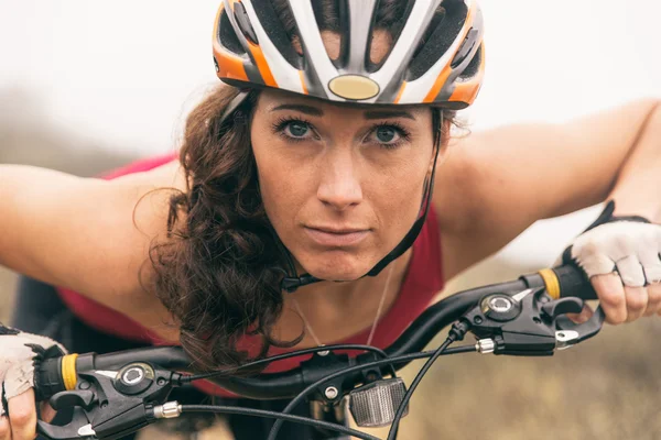 Focused woman riding on her bicycle — Stock Photo, Image