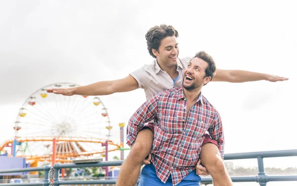 Casal feliz no amor jogando em Santa monica na praia — Fotografia de Stock