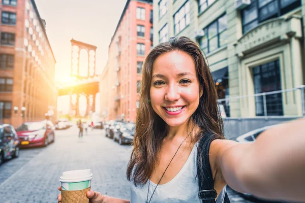 Frau macht Selfie — Stockfoto