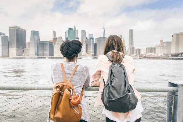 Frauen blicken auf Skyline — Stockfoto