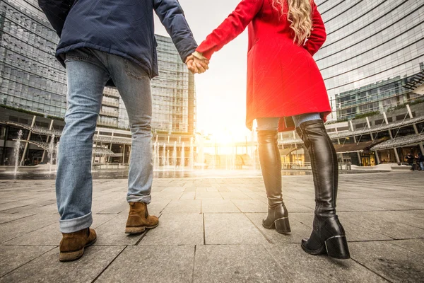 Paar liefhebbers wandelen — Stockfoto