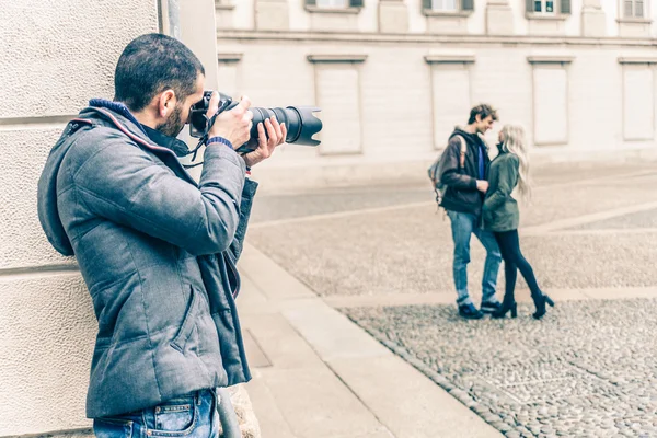 Repórter espiando um casal — Fotografia de Stock