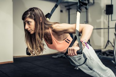 Spor salonunda lastikleri ile eğitim kadın