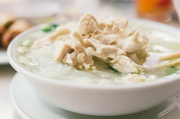 Sopa clara tailandesa com frango — Fotografia de Stock