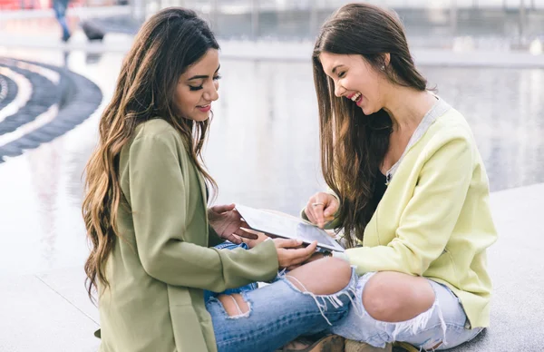 Dvě dívky sledoval legrační videa na tabletu — Stock fotografie