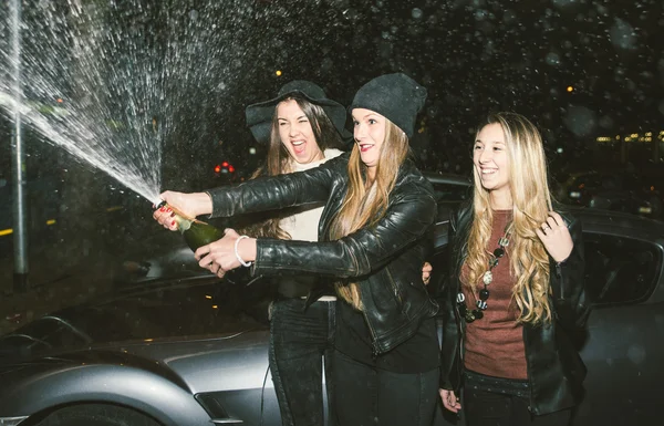 Drei Freunde feiern draußen in der Nacht — Stockfoto