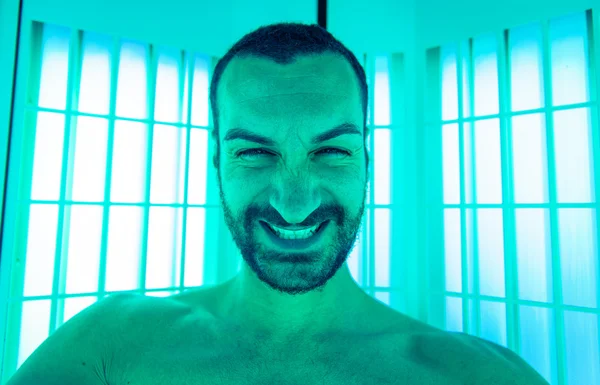 Mann macht Selfie im Solarium mit dummem Gesichtsausdruck — Stockfoto
