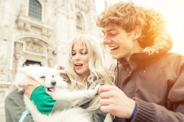 Young couple with dog walking in Milan city center — Stock Photo, Image