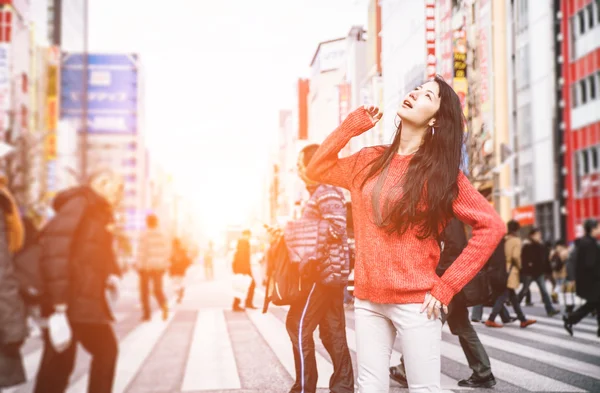 Japansk flicka i tokyo att utforska staden — Stockfoto