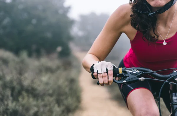 Mulher fazendo downhill com mountain bike. Conceito sobre as pessoas a — Fotografia de Stock