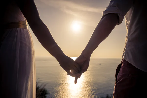 Pareja joven enamorada disfrutando de la vista sobre un cabo en Tailandia — Foto de Stock