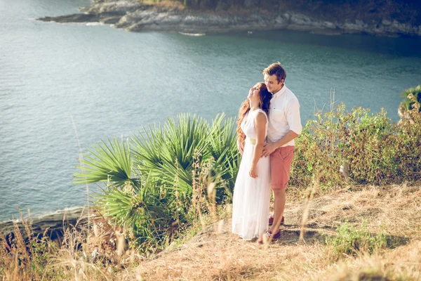 Junges verliebtes Paar genießt die Aussicht auf ein Kap in Thailand — Stockfoto